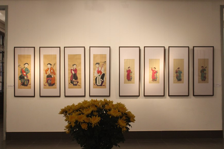 画展上还展出较具意义、具有审美价值的四屏画，供观众欣赏。除了素女、四季一系列四屏画外还有八仙、五仙和四民等四屏画。四屏画寓意着一年四季，人生中4个阶段或一个姑娘4种不同之美等。画上还写着汉字诗或汉喃字诗，是平安和富贵的祝愿和希望。该画展将于2月底结束。图自：Vietnam+