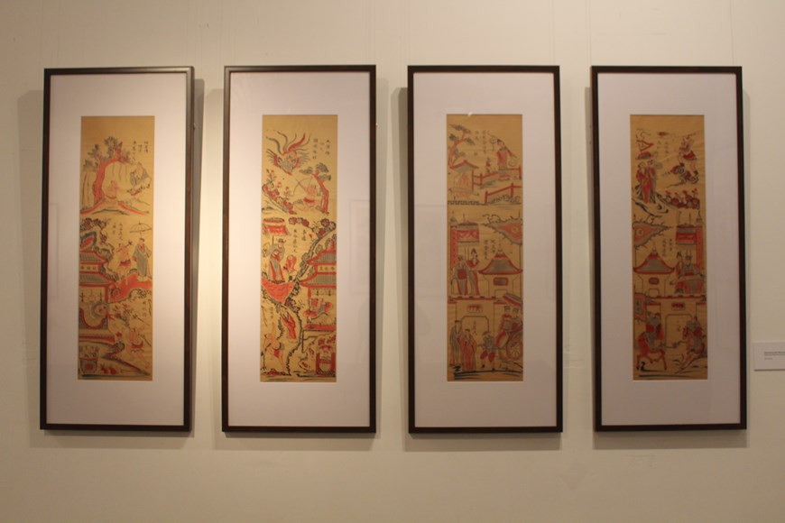 越南美术博物馆馆长阮英明强调，四屏画寓意着一年四季，人生中4个阶段或一个姑娘4种不同之美等。画上还书有汉字诗或汉喃字诗，是平安和富贵的祝福和希望。每部四屏画被视为完整、和谐、美丽、清新和抒情的完整艺术作品。通过该画展，观众将有机会更加了解昔日时间、人民的生活方式。四屏画长期以来被人民挂在家内以迎新春或供奉。画展除了展出涉及历史题材的四屏画外还有涉及童话故事人物的石笙四屏画。图自：Vietnam+