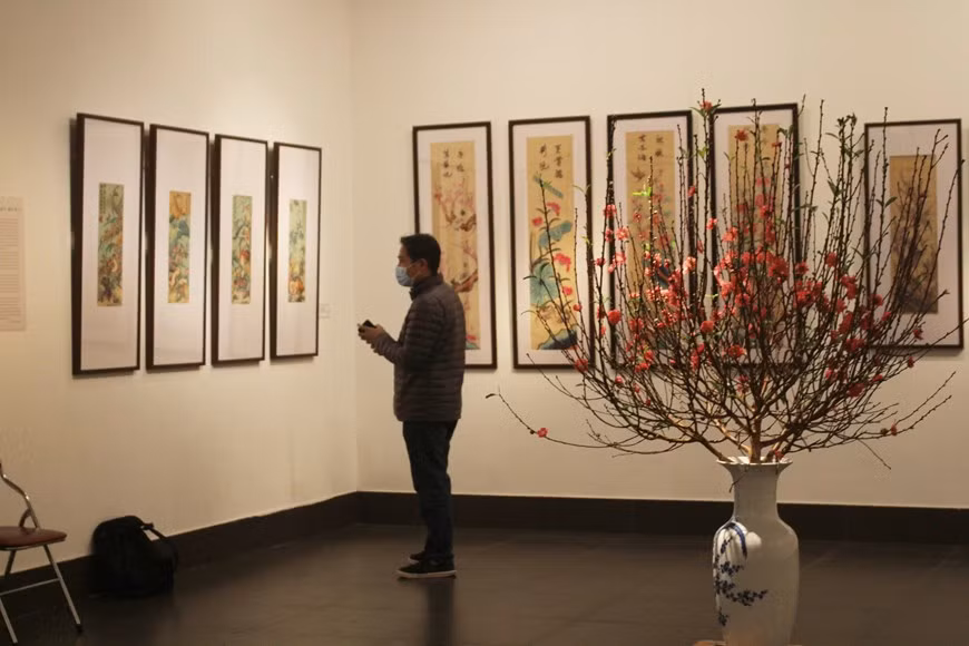 对于家中装置的行鼓画，刻画民族英雄的四屏画，家主人常挂在庄重的地方，体现对他们的尊敬。画展上还展出较具意义、具有审美价值的四屏画，供观众欣赏。除了素女、四季一系列四屏画外还有八仙、五仙和四民等四屏画。四屏画寓意着一年四季，人生中4个阶段或一个姑娘4种不同之美等。画上还书有汉字诗或汉喃字诗，是平安和富贵的祝愿和希望。图自：Vietnam+
