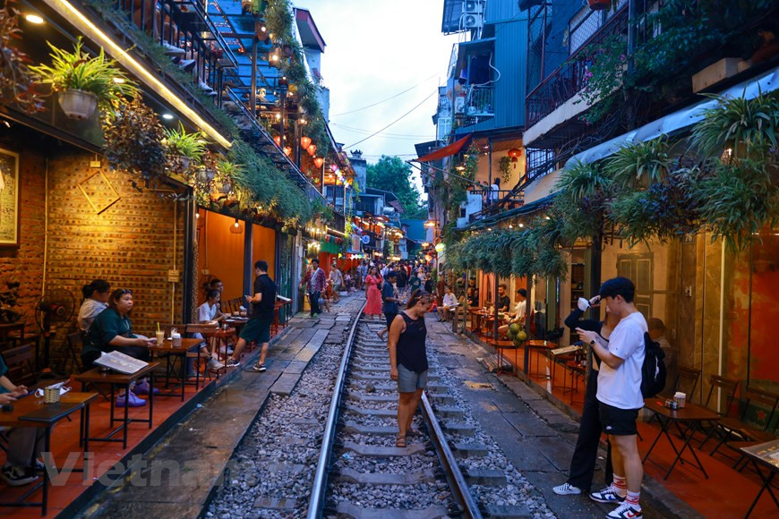 铁路街从冯兴街道延伸至龙边桥，其两边是老旧但带有首都独特之美的房屋。在国际媒体纷纷报道有关河内铁路街后，这条街更加著名，铁路街上的大多数民居都变成了咖啡厅或餐馆，许多外国游客来到这里参观和拍照打卡，体验独一无二的冒险乐趣。许多游客来到这里不禁感慨地说： “这不就是泰国美功铁道市场的翻版”。