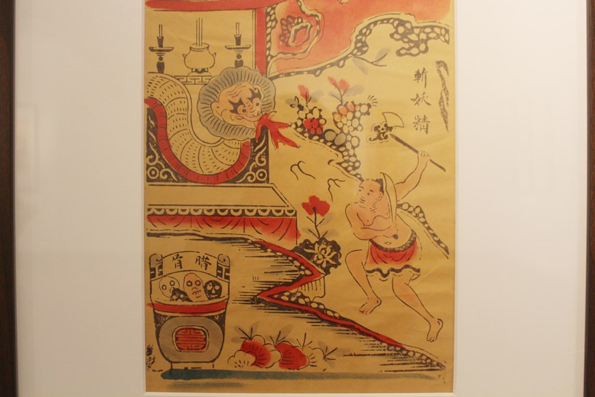 “四屏民间画集锦中的春色”画展共展出20部画，主题涉及四季、四民、八仙、漫画、历史画等，都是从美术博物馆保留的四屏画集锦中选择出来的。越南美术博物馆馆长阮英明强调，四屏画寓意着一年四季，人生中4个阶段或一个姑娘4种不同之美等。画上还书有汉字诗或汉喃字诗，是平安和富贵的祝福和希望。从内容来看，四屏画的题材与昔日的人民生活息息相关。图自：Vietnam+