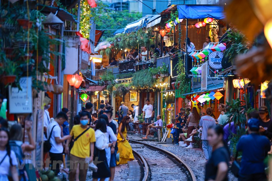 铁路街是一条又旧又窄又普通的老城街道，两侧全是民居，街道中间有一条铁路轨道。而铁路并没有被围起来，在没有火车通过时，人们自由自在地在铁轨上随意走动。对于这些过过往往的火车，对于他们的生活，或多或少也会受到一些干扰，不过他们已经习惯了，这也成为了他们生活中的一部分。在国际媒体纷纷报道有关河内铁路街后，这条街摇身一变成了网红景点，每天都有许多慕名而来的游客来拍照打卡。