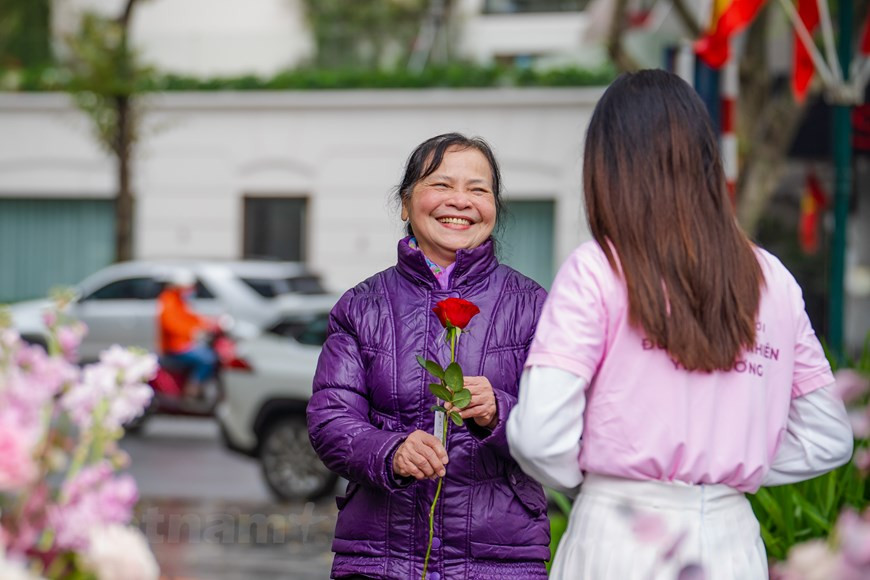 这团花车路过主要街道并在路上停下来向居民送花。Ecopark集团代表分享说：“许多人他们从来都不在乎情人节，有的人认为情人节、三八妇女节也跟平日一样，没有什么区别。今年的情人节，从Ecopark送给大家的99999朵玫瑰花不单纯是一朵花，而且还蕴含着所送去的爱心。女清洁工、老人、街上流动小商小贩被赠送鲜花时无比感动。图：Vietnam+