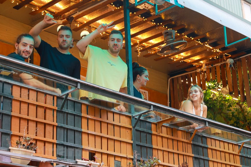 河内铁路街长达2公里，是连接黎笋、陈富街到东门、冯兴街等的街道。许多游客在网上了解到该地方或听朋友介绍而来河内市打听寻找铁路街。因新冠肺炎疫情爆发和违反铁路安全法规，这条街道已被关闭一段时间，如今，新冠肺炎疫情过后，越南旅游市场已重新开放，来到铁路街的游客越来越多，特别是周末来到这里的游客更多。因周末开过这里的火车车次比平日多，使得游客有更多机会体验这独一无二的冒险乐趣。