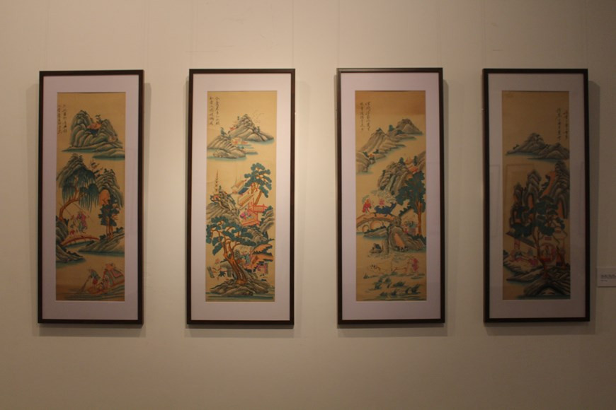 四屏画寓意着一年四季，人生中4个阶段或一个姑娘4种不同之美等。画上还书有汉字诗或汉喃字诗，是平安和富贵的祝愿和希望。画展上还展出较具意义、具有审美价值的四屏画，供观众欣赏。除了素女、四季一系列四屏画外还有八仙、五仙和四民等四屏画。描写劳动生活场景就是四民画。图自：Vietnam+