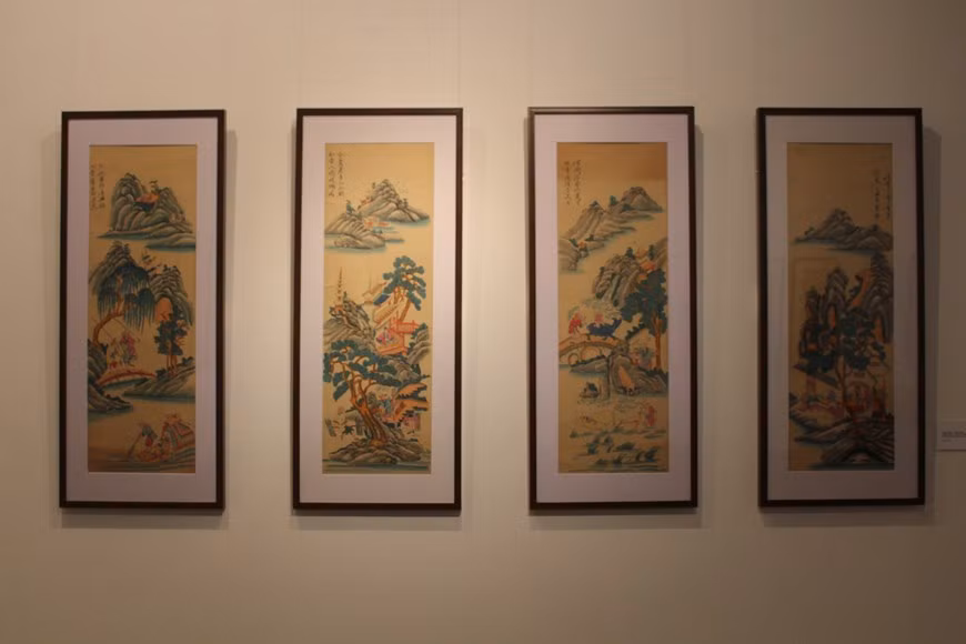 四屏画寓意着一年四季，人生中4个阶段或一个姑娘4种不同之美等。画上还书有汉字诗或汉喃字诗，是平安和富贵的祝愿和希望。画展上还展出较具意义、具有审美价值的四屏画，供观众欣赏。除了素女、四季一系列四屏画外还有八仙、五仙和四民等四屏画。描写劳动生活场景就是四民画。图自：Vietnam+