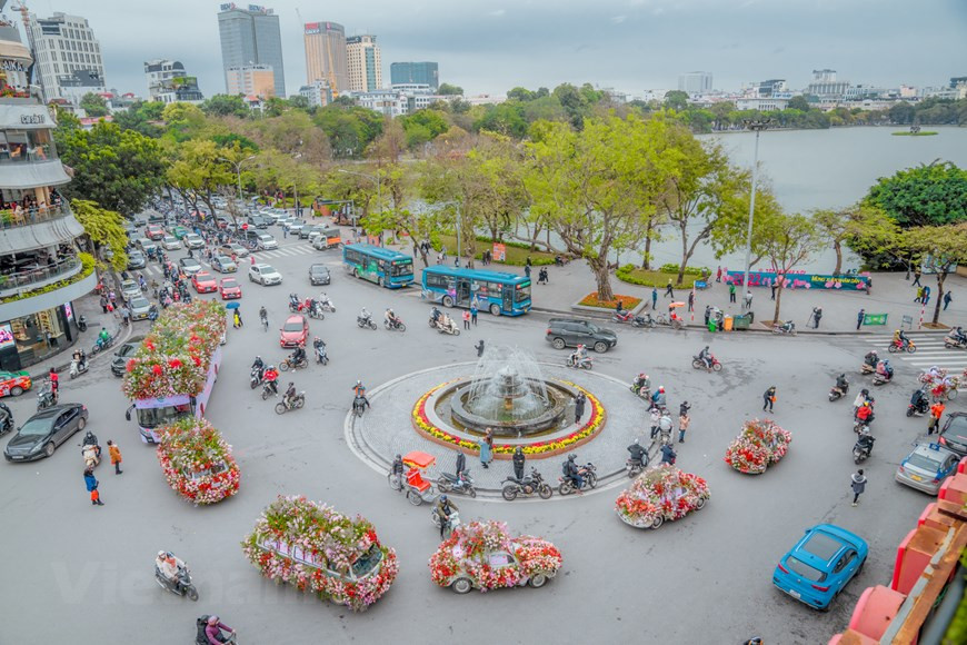 2月14日上午，街上所出现的多辆花车给河内居民带来一大惊喜，让首都街道变得更加美丽，像一个庞大的花园一样。一大早，花车团已从Ecopark小区驶入河内市区，路过主要街道并在路上许多地方停下来向居民送花。该由花车团组成的庞大花园被视为Ecopark对数百万人较为动人的爱情表白，并传递出：来到Ecopark的拥抱吧，让您365天获得大自然的关爱。图：Vietnam+