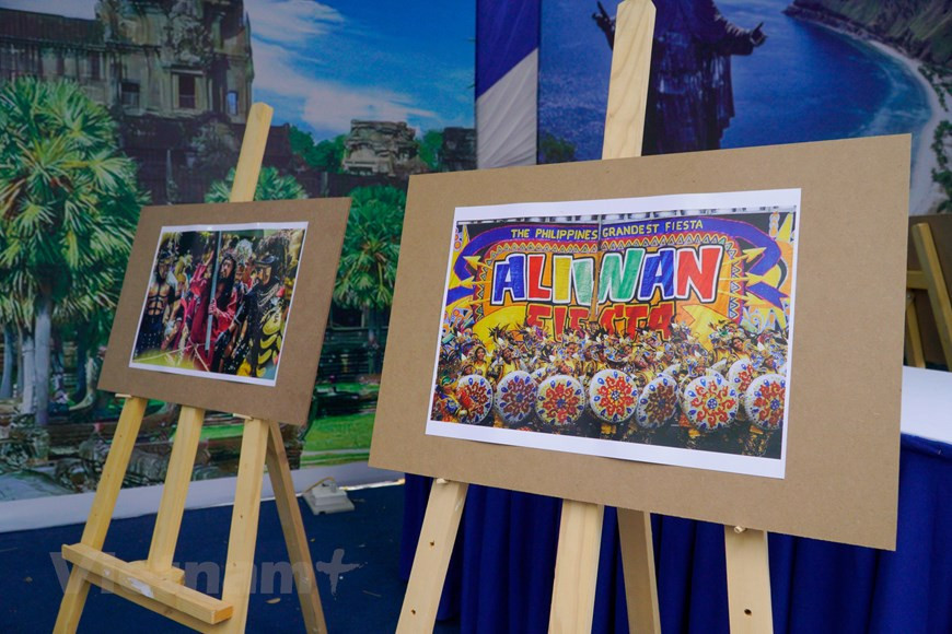 东南亚青年节期间举行国花 – 国服展览会，推广东南亚各国文化和饮食，响应“致力于健康和团结的东南亚”的步行和签名留念活动，“东南亚愿望—致力于繁荣的东南亚”等丰富多彩的活动；重视推崇越南和区域内各国传统文化和现代价值，为参观者构建颇具吸引力的文化交流平台等。图为菲律宾展区所展示的传统画。图自Vietnam+