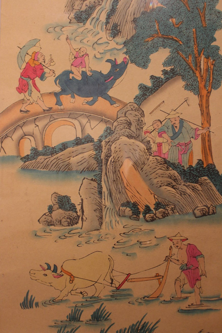 四屏画寓意着一年四季，人生中4个阶段或一个姑娘4种不同之美等。画上还书有汉字诗或汉喃字诗，是平安和富贵的祝愿和希望。画展上还展出较具意义、具有审美价值的四屏画，供观众欣赏。除了素女、四季一系列四屏画外还有八仙、五仙和四民等四屏画。四民画题为“渔、耕、樵和读”，描写和推崇了人在大自然中的美丽。图自：Vietnam+