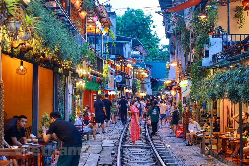 河内铁路街如今已变成了网红景点，周边大多数民居都变成了咖啡厅或餐馆，而游客们则坐在其中悠闲地欣赏火车缓缓而过。每当有火车驶入铁路街之前会鸣笛提示行人游客注意安全，但由于火车时速很低，所以站铁轨上的游客有足够时间继续抓拍一些看似惊险的自拍照。