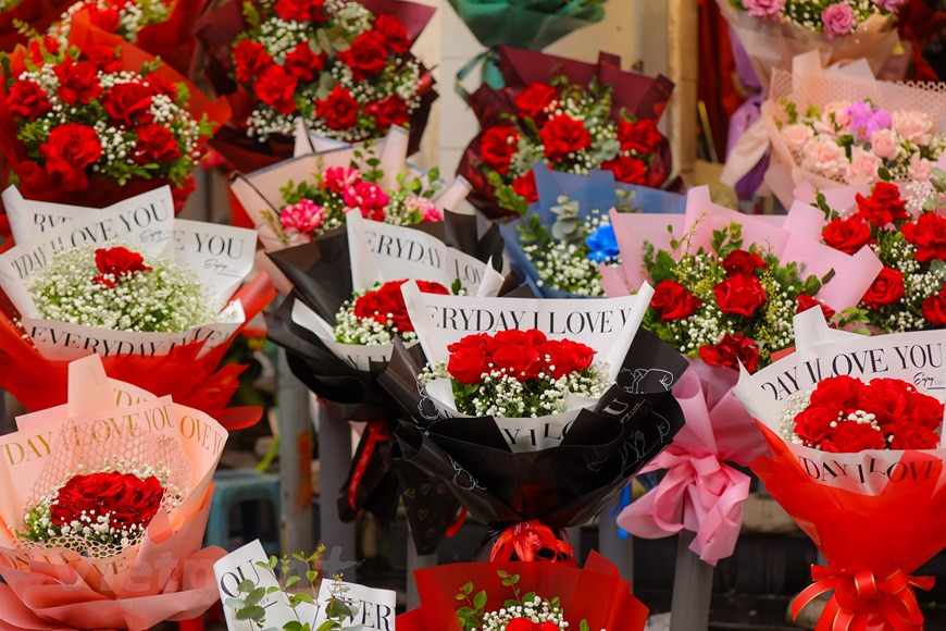 情人节如今已经成为全世界著名的浪漫节日，但是不同国家的人们表达爱意的方式却各不相同。每逢情人节到来时，河内市情侣礼品市场较为活跃，礼品种类丰富多样，玲珑满目，较为吸引顾客眼球。今年因受新冠肺炎疫情的影响，各家花店花卉销量不如往年。陈春撰、二征夫人和芳梅等街道上都摆满了各种各样的花束，等待顾客前来购买。图为：陈春撰街上一家花店里的一束束美丽的鲜花。图：Vietnam+