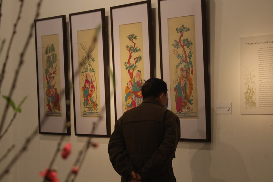 画展中所展出的20部四屏画是从美术博物馆保留的四屏画集锦中选择出来的。该画展是喜迎2022年壬寅虎年春节和越南共产党成立92周年而举办的活动之一。越南美术博物馆馆长阮英明强调，四屏画寓意着一年四季，人生中4个阶段或一个姑娘4种不同之美等。画上还书有汉字诗或汉喃字诗，是平安和富贵的祝福和希望。每一套四屏画被视为完整、和谐、美丽、清新和抒情的完整艺术作品。图自：Vietnam+