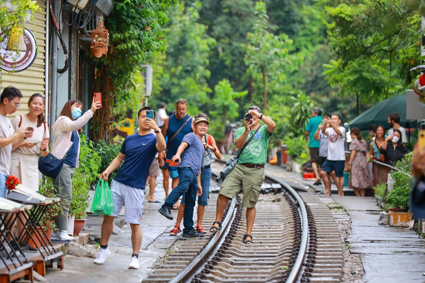 在国际媒体纷纷报道有关河内铁路街后，这条街变得更加著名，许多外国游客来到这里参观和拍照打卡。体验独一无二的冒险乐趣。许多游客来到这里后情不自禁地说： “这俨然就是泰国美功铁道市场的翻版！”没错，位于越南河内老城区的铁路街确实是一条非常特殊的街道：每天都有火车穿过人流密集的民居街道。