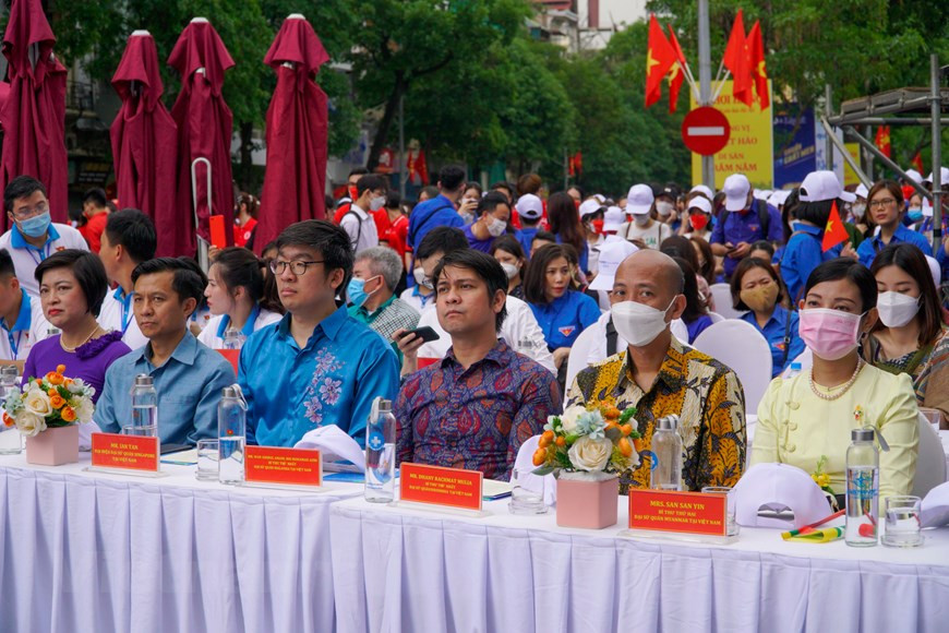 东南亚各国驻越大使馆代表，越南各中央部门、机关与河内市领导，东南亚11个国家的1万名青年代表等一同出席东南亚青年节开幕仪式。该活动举行的目的在于向地区和国际友人推介越南国家和首都河内形象；同首都河内下决心举行一届安全、留下许多美好印象的东南亚运动会。图自Vietnam+