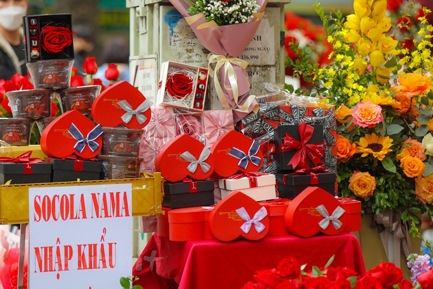 除了红玫瑰外，巧克力也是许多人选择的礼物。巧克力是许多人情人节来临时的首选。巧克力代表爱情的寓意，是爱人之间的甜甜蜜蜜，无论是情侣、夫妻或者是处于暖昧中、追求中的男男女女，巧克力都是表达情感的象征。除了著名品牌的巧克力外还有手工制作的巧克力，颇受许多年轻人的喜爱，其价格也适合他们钱包。图：Vietnam+