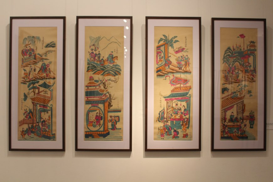 四屏画寓意着一年四季，人生中4个阶段或一个姑娘4种不同之美等。画上还书有汉字诗或汉喃字诗，是平安和富贵的祝愿和希望。画展上还展出较具意义、具有审美价值的四屏画，供观众欣赏。除了素女、四季一系列四屏画外还有八仙、五仙和四民等四屏画。四民画题为“渔、耕、樵和读”，描写和推崇了人在大自然中的美丽。图自：Vietnam+