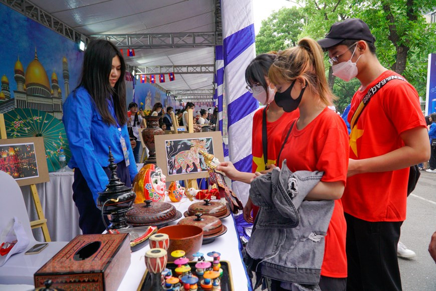 由河内市团市委、青年联合会、大学生协会在还剑湖地区联合举行喜迎第31届东运会的东南亚青年节有望为东南亚各国青年沟通交流，扩大与区域内各国青年的国际关系敞开机会大门；从而向国际朋友介绍河内乃至越南传统文化特色和经济社会发展成就。活动期间举行许多精彩文化活动。图为缅甸展位的参观者。该展位展示缅甸各传统产品。图自Vietnam+