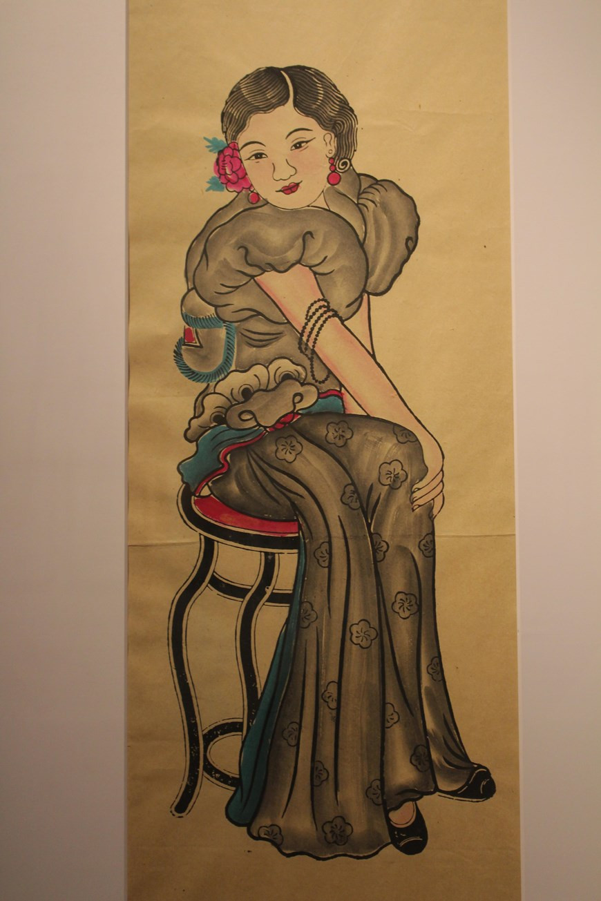 四越南美术博物馆阮英明强调，四屏画寓意着一年四季，人生中4个阶段或一个姑娘的4种不同之美等。画上还书有汉字诗或汉喃字诗，是平安和富贵的祝愿和希望。对于素女四屏画，画展已展出行鼓画2部传统四屏画和东湖画1部四屏画。传统素女描写四个姑娘或四种不同乐器，体现4个感情和人生4个层次。值得注意的是，东湖画素女四屏常为新时代、穿着西装裙和卷头发的四个姑娘。这就是鲜为人知的素女版本。图自：Vietnam+