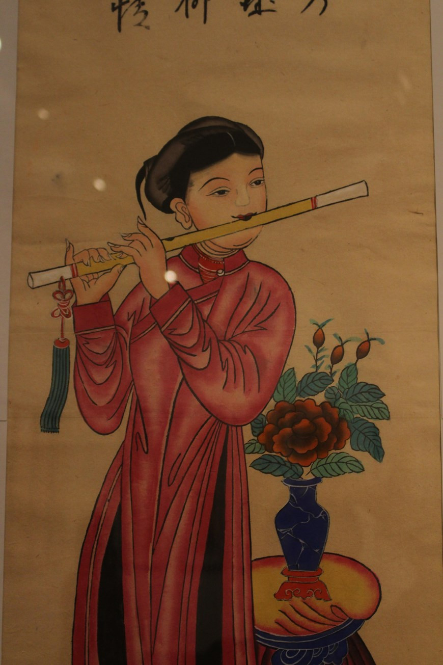 “四屏民间画集锦中的春色”画展共展出20部四屏画，主题涉及四季、四民、八仙、漫画、历史画等，都是从美术博物馆保留的四屏画集锦中选择出来的。这些作品色彩鲜艳并蕴含着生活的深刻意义。传统素女描写四个姑娘或四种不同乐器，体现4种感情和人生的4个层次。该画展将于2月底结束。图自：Vietnam+