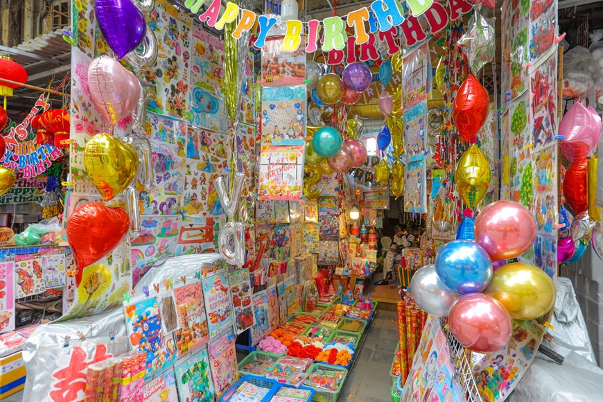 情人节是一个关于爱、浪漫以及花、巧克力、贺卡的节日，男女在这一天互送礼物用以表达爱意或友好。每逢情人节到来时，河内市情侣礼品市场较为活跃，礼品种类丰富多样，玲珑满目，较为吸引顾客眼球。除了毛绒小动物、巧克力外，鲜花也是多人选择的较为浪漫的礼物。图为：行马街各店铺摆满了情人节礼品，吸引着一对对情侣，让他们能过上浪漫的情人节。图：Vietnam+