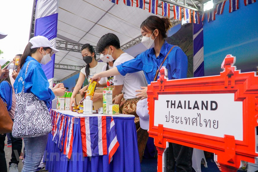 在7日举行的的东南亚青年节迎来东南亚11个国家的1万名代表、第31届东南亚运动员志愿者和首都河内广大青年团员。东南亚青年节期间举行国花 – 国服展览会，推广东南亚各国文化和饮食，响应“致力于健康和团结的东南亚”的步行和签名留念活动，“东南亚愿望—致力于繁荣的东南亚”等丰富多彩的活动。图为在泰国展区的参观者体验该国文化和品尝泰国特色美食。图自Vietnam+