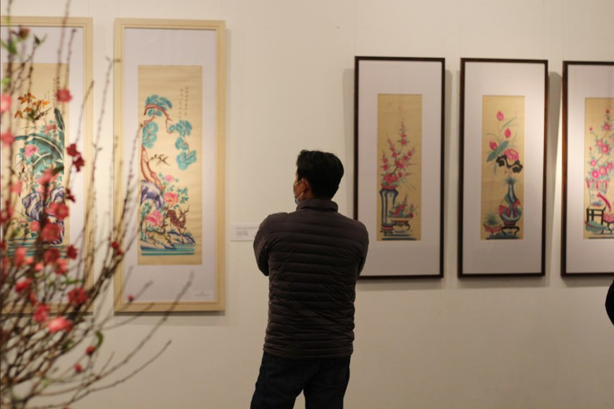 对于家中装置的行鼓画，刻画民族英雄的四屏画，家主人常挂在庄重的地方，体现对他们的尊敬。画展上还展出较具意义、具有审美价值的四屏画，供观众欣赏。除了素女、四季一系列四屏画外还有八仙、五仙和四民等四屏画。四屏画寓意着一年四季，人生中4个阶段或一个姑娘4种不同之美等。画上还书有汉字诗或汉喃字诗，是平安和富贵的祝愿和希望。图自：Vietnam+