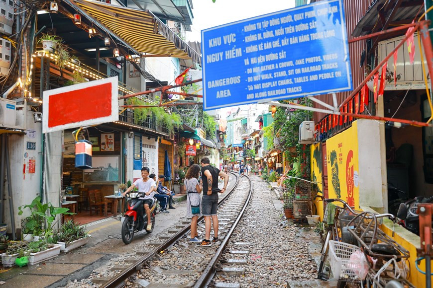 长达2公里的这条铁路街由铁路总局于1956年兴建，连接黎笋、陈富街到东门、冯兴街等的街道。许多游客在网上了解到该地方或听朋友说到而来河内市想一探究竟。来到这里，游客可坐下来喝一杯咖啡或喝几瓶啤酒，期盼每趟火车经过。在火车准备开来时，店员们提醒游客注意安全。然而，因距离火车太近，因此仍存在发生交通事故的风险。