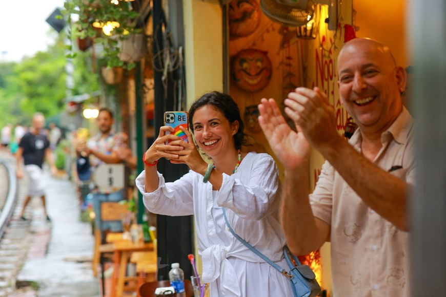 铁道两边是店铺和居民住房。一直以来，火车每天都要经过这条居民街道，当地人慢慢已经习惯了，这也成为了他们生活中的一部分。而如今铁路街摇身一变成了网红景点，每天都有许多慕名而来的游客打卡、大开眼界。当地人趁着这波游客人气的“春风”在沿街开设了许多小咖啡馆和商店。火车市场的走红，带动了一条街的商业繁荣。