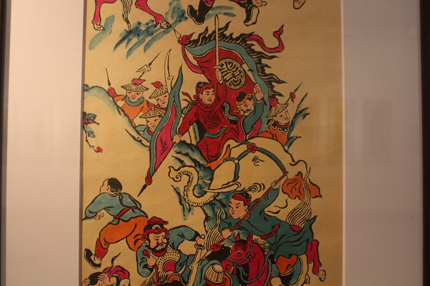 “四屏民间画集锦中的春色”画展共展出20部四屏画，主题涉及四季、四民、八仙、漫画、历史画等，都是从美术博物馆保留的四屏画集锦中选择出来的。这些作品色彩鲜艳并蕴含着生活的深刻意义。画展上展出的作品《光忠北进》是其中一个故事。据研究家潘玉奎表示，历史题材的四屏画经常描写英雄形象或民族传说中的重要事件。图自：Vietnam+