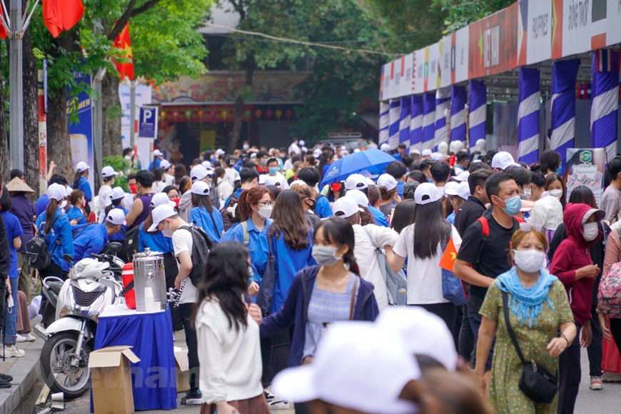 在“第31届东南亚运动会倒计时”活动上，首都河内青年的“援助升龙-河内旅游”队、“绿色交通”队、“自管3加” 队已陆续开展3.1万次数活动。喜迎第31届东运会的东南亚青年节期间举行国花 – 国服展览会，推广东南亚各国文化和饮食，响应“致力于健康和团结的东南亚”的步行和签名留念活动，“东南亚愿望—致力于繁荣的东南亚”等丰富多彩的活动；重视推崇越南和区域内各国传统文化和现代价值，为参观者构建颇具吸引力的文化交流平台等。图自Vietnam+