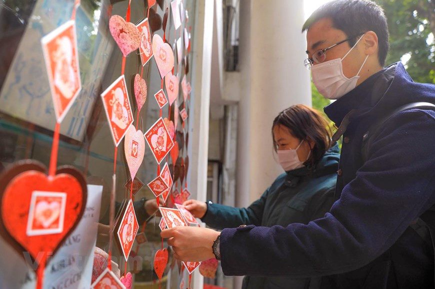 值此情人节到来之际，越南信息传媒部也发行“爱情邮票”，传递情人节充满人文意义之爱情的信息。这套邮票仅有一枚，尺寸为37mm*37mm，面值4000越盾，由画家阮光荣设计。这张邮票突出之处就是其中间为一朵玫瑰花，加上玫瑰花之清香。这套邮票于2月14日至2023年12月31日在邮政网上出售。图：Vietnam+