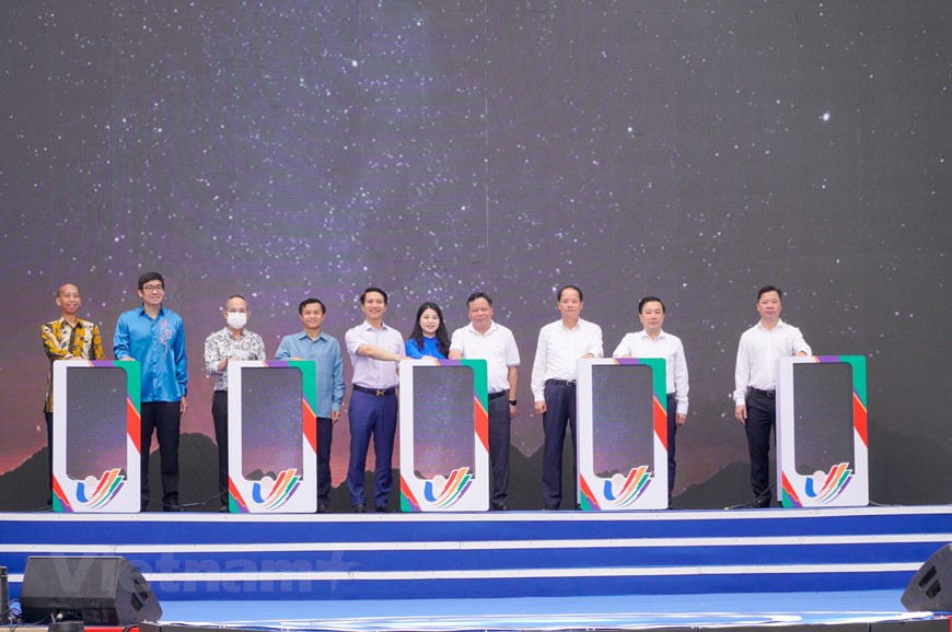 2022年东南亚青年节举行的目的在于向地区和国际朋友推广首都河内乃至越南形象，充分彰显确保第31届东运会安全举办并留下深刻印象的高度决心。从而携手共建和平地区，打造一个团结友好、繁荣发展的东南亚。图为东南亚各国和河内市代表进行东南亚青年节启动仪式。该活动被期望将成为将东南亚各国青年连接起来的平台。图自Vietnam+