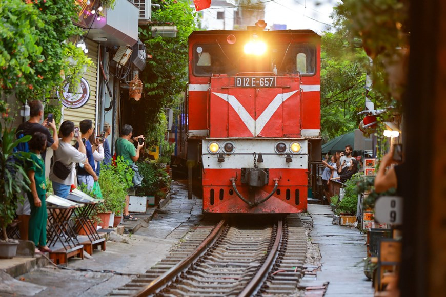 铁路街大小商店数十个。在新冠肺炎疫情过后，越南旅游市场重新开放后，来到铁路街的游客越来越多，特别是周末来到这里的游客更多。因周末开过车里的火车车次比平日多，让游客有机会体验独一无二的冒险乐趣。周末这里的各项活动更加热闹非凡。特别，在夜幕降临时，铁路街变得更璀璨。