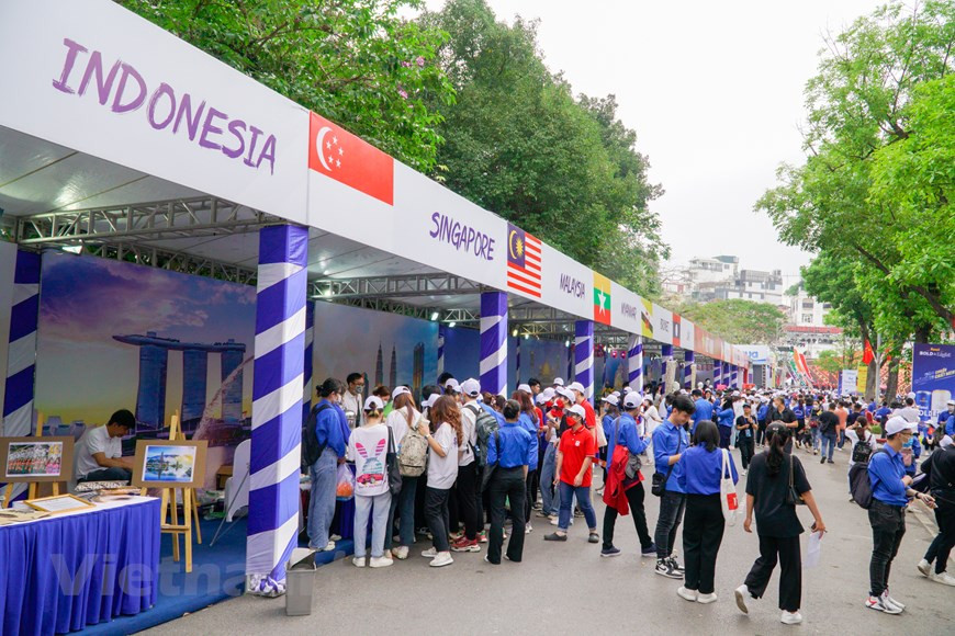 东南亚青年节期间举行国花 – 国服展览会，推广东南亚各国文化和饮食，响应“致力于健康和团结的东南亚”的步行和签名留念活动，“东南亚愿望—致力于繁荣的东南亚”等丰富多彩的活动；重视推崇越南和区域内各国传统文化和现代价值，为参观者构建颇具吸引力的文化交流平台等。图自Vietnam+