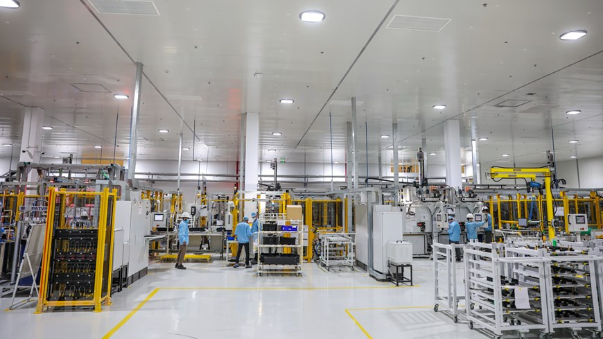 为了确保生产流程的准确性，在该公司电池生产厂，自动化机器人应用在各行各业的生产流程和系统中。图自越通社/Vietnam+
