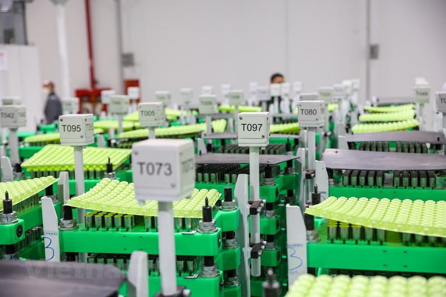 电池块的外壳有两部分。底部是电池托盘。这个托盘被分成许多小隔间，以放电池块。 电池内部包括电池芯、电池芯底座、散热器等小细节。图自越通社/Vietnam+