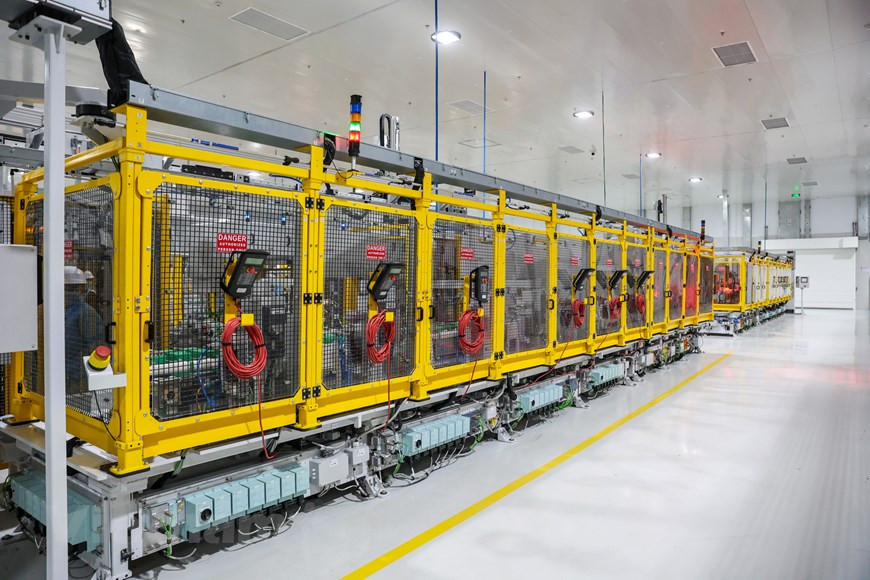 在组装之前，将整个电池芯进行分类，以平衡电池组各电芯电压，增加电池使用寿命。图自越通社/Vietnam+