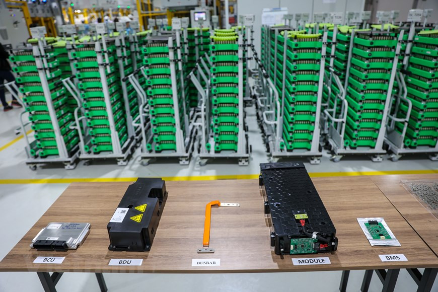 塑料和电子元件等电池组装部分都是在 VinFast 综合工厂生产的，电池芯是从三星 SDI公司进口。图自越通社/Vietnam+