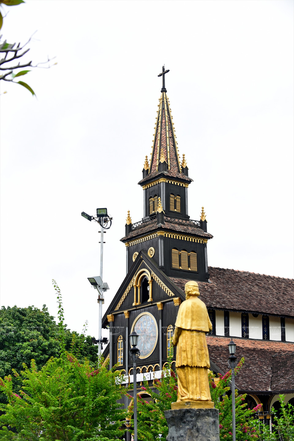 昆嵩省木制教堂的钟塔。图自 越通社