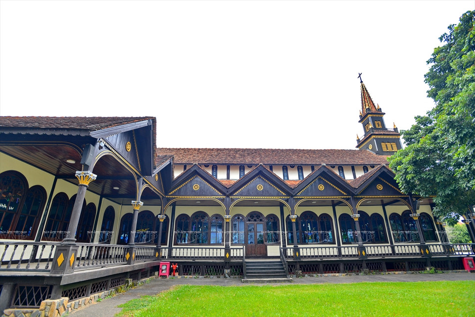 昆嵩木质教堂以罗氏娑罗双为主要建材，结合了罗马建筑和巴拿族高脚屋建筑的特点。图自 越通社