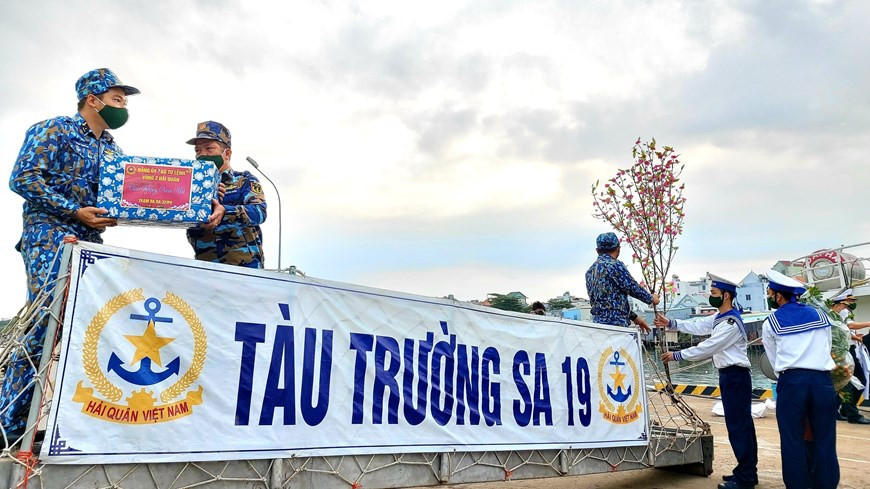 将年货、桃花枝等搬到19号长沙船上。图自越通社