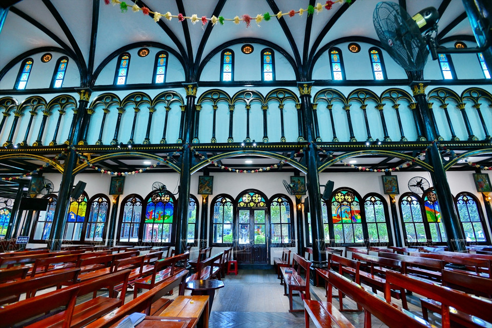教堂里的拱门和木柱雕刻精致无比。图自 越通社