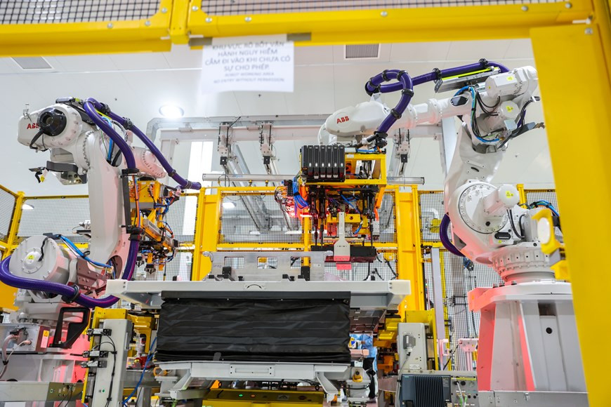 为了确保生产安全，与电压有关的所有组装步骤都使用机器人自动进行。图自越通社/Vietnam+