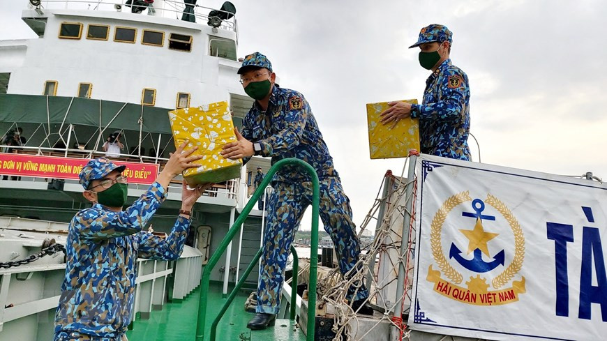 将年货、桃花枝等搬到19号长沙船上，准备送往DK1海上高脚屋。图自越通社