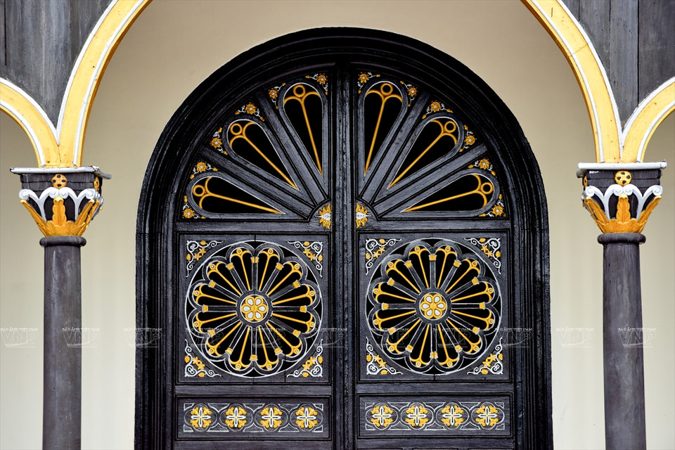 教堂大门上雕刻优雅精致的花纹。图自 越通社