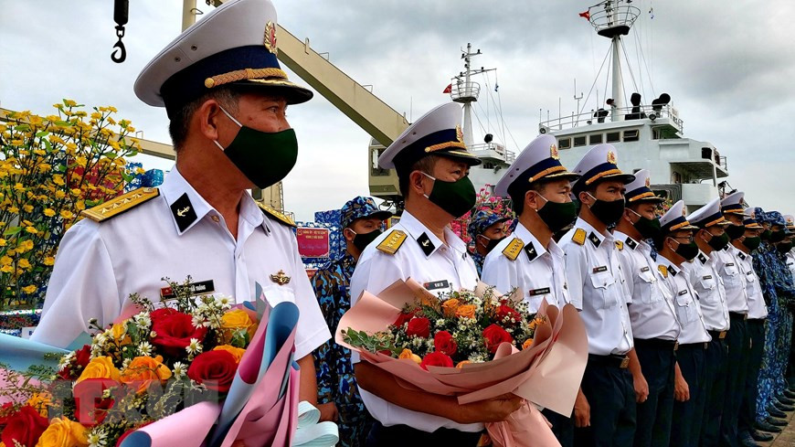 海军二区司令部工作组准备启程前往DK1海上高脚屋，探访海上干部战士并向他们送年货。图自越通社