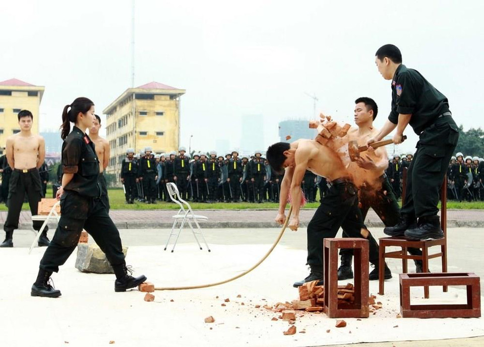 东北部机动警察力量练气功表演节目。越通社记者 尹晋 摄