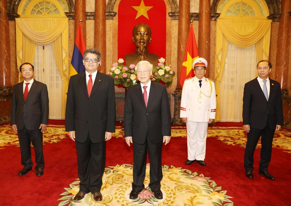 越共中央总书记、国家主席阮富仲接受亚美尼亚驻越特命全权大使Vahram Kazhoyan递交的国书。越通社记者 智勇 摄