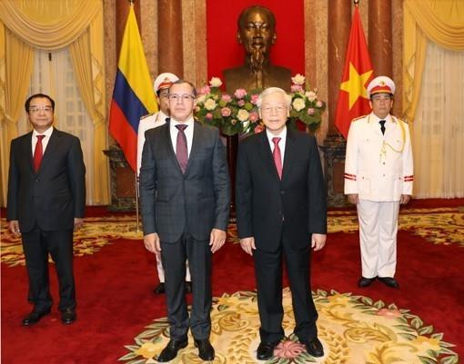 越共中央总书记、国家主席阮富仲接受克伦比亚驻越特命全权大使Rodriguez Melo递交的国书。越通社记者 智勇 摄