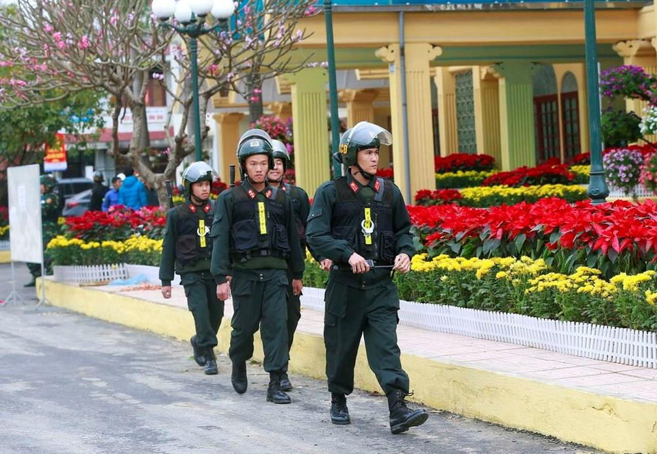 值朝鲜领导人金正恩从2月25日至28日对越南进行国事访问及出席美朝领导人第二次会晤之际，越南机动警察力量在谅山省同登火车站开展巡逻工作。越通社记者 尹晋 摄